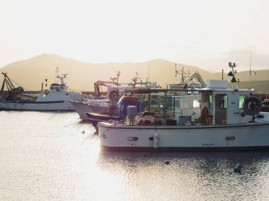 Sunset Golfo Aranci 'deki Balıkçılar Körfezi, Sardinya, İtalya, Yatay Panorama