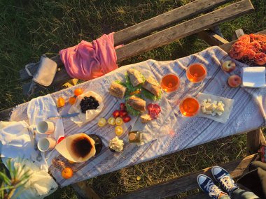 Açık Masa İtalyan Spritz Kokteylleri ve Altın Sabah Hafif Yatağında Atıştırmalıklar