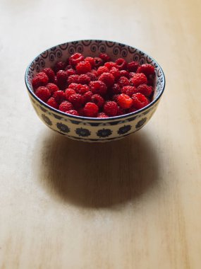 Tahta Masada Dekoratif bir kasede Taze Ahududu
