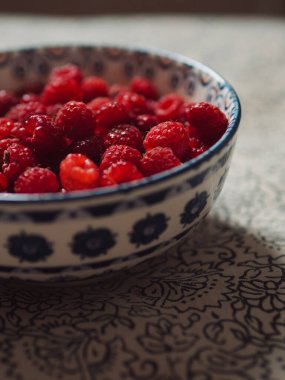 Dekoratif bir kasede taze ahududu Çiçek Koltuğu Yakından Görünümü 