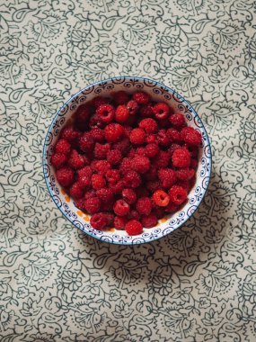 Dekoratif bir kasede taze ahududu Çiçek Koltuğu Yakından Görünümü 
