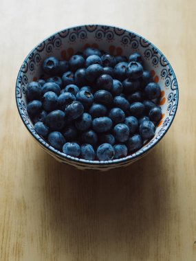 Tahta Masa 'daki Dekoratif Kasede Taze Yabanmersini