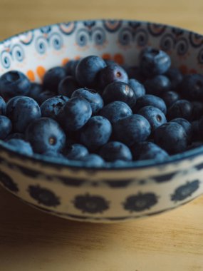 Tahta Masa 'daki Dekoratif Kasede Taze Yabanmersini