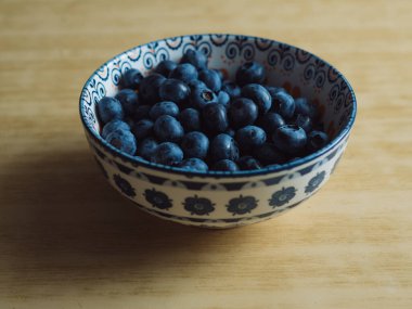 Tahta Masa 'daki Dekoratif Kasede Taze Yabanmersini