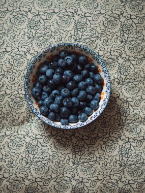 Çiçek Sandalyesinde Dekoratif Kase İçinde Taze Yaban mersini Dikey Dikey Yastık