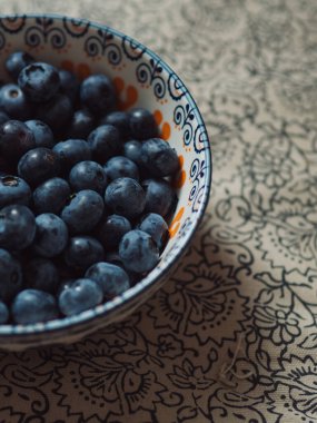 Çiçek Sandalyesinde Dekoratif Kase İçinde Taze Yaban mersini Dikey Dikey Yastık