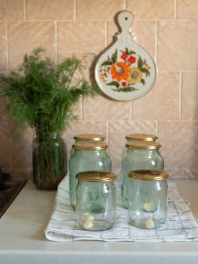 Petrykivka Çiçek Dekoru ile Ev Yapımı Reçelleri Hazır Dill, Cam Kavanozlar ve Kaplar