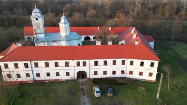 ヨーロッパ ルーマニア アラド郡のベズディン修道院の空中ドローンビュー ベズディン修道院は1539年に建設されたルーマニアで数少ないセルビア正教会の修道院の一つである — ストック動画