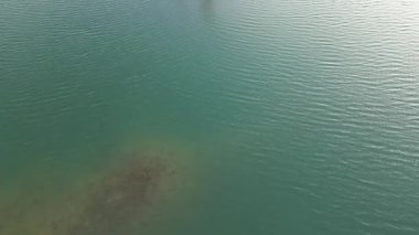 Hafif rüzgar koşullarında, Romanya 'nın Arad kentinde bir gölün yüzeyinde uçuş.
