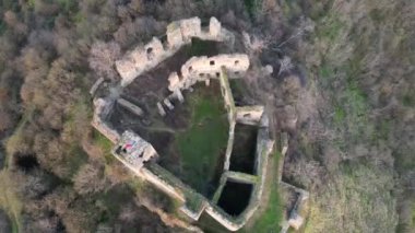 1278 'de Romanya ve Avrupa' da inşa edilen Soimos Kalesi üzerindeki İHA uçuşu.