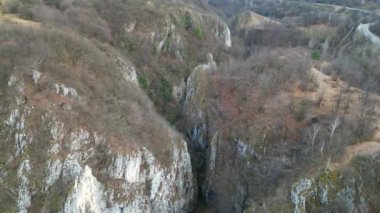 Romanya 'nın Petrosani kenti yakınlarında, Crivadia' nın muhteşem geçidi üzerindeki hava görüntüleri, jeolojik oluşum.