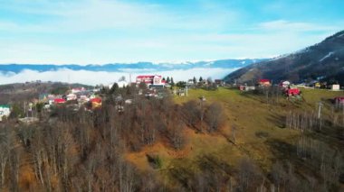 Romanya 'nın Hunedoara kentindeki Parang kayak merkezi üzerinde İHA uçuşu.