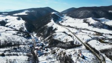 İnsansız hava aracı uçuşu Silvasu de Sus köyü, Hunedoara ilçesi, Romanya, Avrupa.