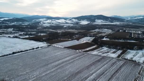 Lot Dronem Nad Zamarzniętym Polem Niedaleko Miasta Hateg Rumunia Europa — Wideo stockowe