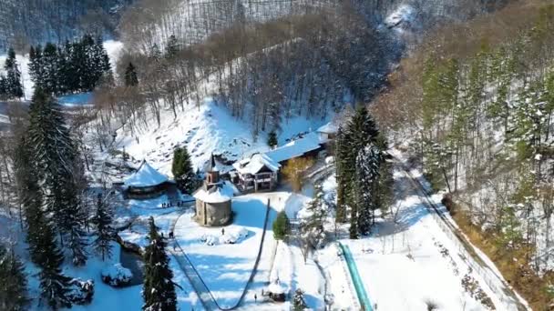 Vuelo Del Dron Sobre Monasterio Prislop Condado Hunedoara Rumania Europa — Vídeo de stock