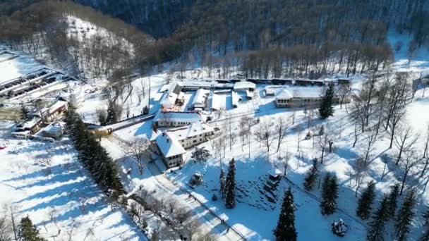 Vuelo Del Dron Sobre Monasterio Prislop Condado Hunedoara Rumania Europa — Vídeos de Stock