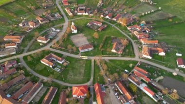 Charlottenburg, Banat, Romanya - Batı Transilvanya 'nın yuvarlak köyü. İnsansız hava aracı görüntüleri.