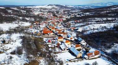 Silvasu de Sus köyü, Hunedoara ilçesi, Romanya. İnsansız hava aracı görüntüsü.