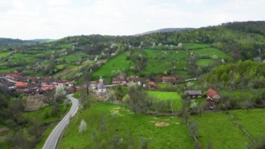  Romanya 'nın Arad ilinin Slatina de Mures köyü üzerinde uçuş. İHA yakalama.