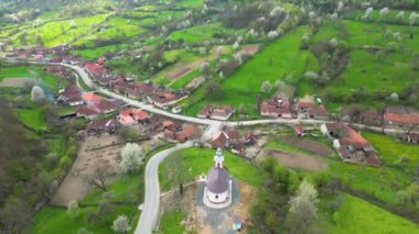 Romanya 'nın Arad ilinin Slatina de Mures köyü üzerinde kısa bir uçuş. 