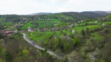 Slatina de Mures köyü, İHA görüntüleri. Romanya 'nın Arad ilçesi.