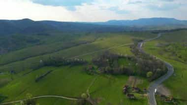 Romanya 'nın Arad ilçesindeki Apuseni dağları civarında virajlı bir yol. İnsansız hava aracı görüntüleri.