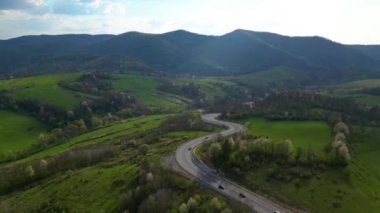 Romanya 'nın Arad ilçesindeki Apuseni dağları civarında virajlı bir yol. İnsansız hava aracı görüntüleri.