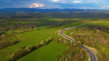 Romanya 'nın Arad ilçesinde kırsal bir yolun hava manzarası.