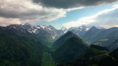 Logarska Dolina, Kamnik - Savinja Alpleri, Slovenya. İnsansız hava aracı görüntüleri.