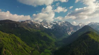 Logarska Dolina, Kamnik - Savinja Alpleri, Slovenya. İnsansız hava aracı görüntüleri.