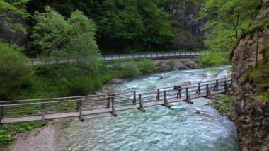 Savinja nehri, Solcava, Slovenya yakınlarında. İHA yakalama.