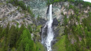 Jungfernsprung şelalesi Heiligenblut yakınlarında, Hohe Tauern Ulusal Parkı, Avusturya, Avrupa. İnsansız hava aracı görüntüleri.
