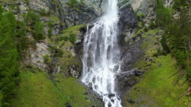 Jungfernsprung şelalesi Heiligenblut yakınlarında, Hohe Tauern Ulusal Parkı, Avusturya, Avrupa. İnsansız hava aracı görüntüleri.