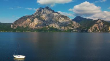 Traunsee Gölü, Avusturya. İHA hava görüntüleri.