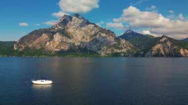 Traunsee Gölü, Avusturya. İHA hava görüntüleri.