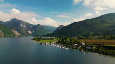 Traunsee Gölü, Avusturya. İHA hava görüntüleri.
