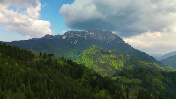 スロベニア ポドルセヴァ村の近くのドローン映像 — ストック動画