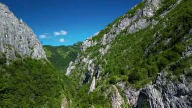 Transilvanya, Trascau dağları, Alba ilçesi, Romanya 'dan Ramet vadileri. İHA hava görüntüleri.