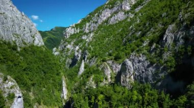 Transilvanya, Trascau dağları, Alba ilçesi, Romanya 'dan Ramet vadileri. İHA hava görüntüleri.