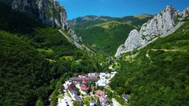 Romanya 'nın Alba ilindeki güzel Trascau Dağları arasında geçen Ramet Manastırı. İHA hava görüntüleri.