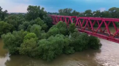 Mures Nehri üzerindeki demiryolu köprüsü, Arad ilçesi, Romanya. İHA hava görüntüleri.