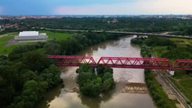 Mures Nehri üzerindeki demiryolu köprüsü, Arad ilçesi, Romanya. İHA hava görüntüleri.