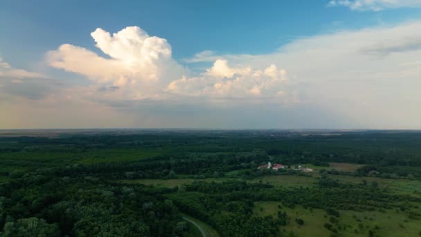 ルーマニアのアラド郡を背景にベズディン修道院とモールス氾濫原自然公園 ドローンの空撮 — ストック動画