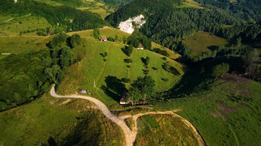 Yeşil bitki örtüsüne sahip güzel dağ manzarası, Dumesti köyü, Alba ilçesi, Romanya - hava görüntüsü.