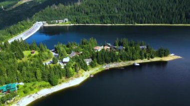 Romanya 'nın Cluj ilçesindeki Apuseni Dağları' ndaki Belis Fantanele Gölü. İHA hava görüntüleri. 
