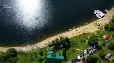Romanya 'nın Cluj ilçesindeki Apuseni Dağları' ndaki Belis Fantanele Gölü. İHA hava görüntüleri. 