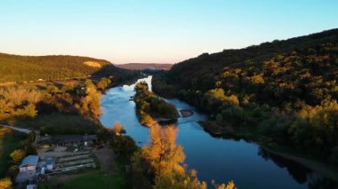 Romanya 'nın Arad ilçesindeki Mures Nehri üzerinde insansız hava aracı görüntüleri. 