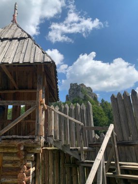 Kütüklerden yapılmış bir kale. Orta Çağ 'ın koruyucu yapısı, ahşap takviye. Tustan Kale Duvarı, Ukrayna tarihi anıtı.
