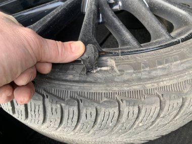 Hasarlı araba lastiği. Bir arabanın tekerleğinde bir delik. Konsept: hasarlı bir tekerleğin değiştirilmesi gerekiyor. Kiev bölgesi, Irpen, 14 Mart 2023