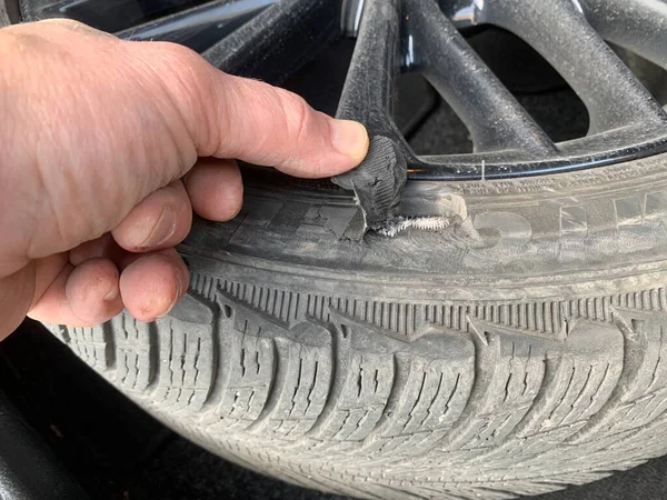 车胎坏了车轮上的一个洞 损坏的轮毂需要更换 基辅地区 伊尔彭 2023年3月14日 — 图库照片